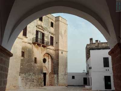 Attraverso un arco veniamo condotti in uno spazioso cortile 